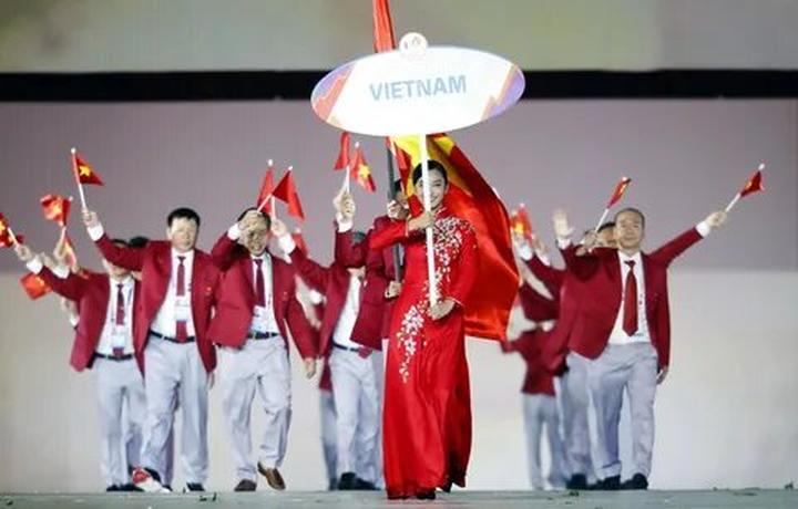 Áo sơ mi cổ bèo: Áo sơ mi cổ bèo là một trong những lỗi thời trong thời trang mà